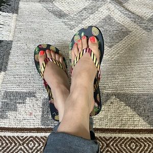 Vera Bradley navy toucan party flip flop sandals